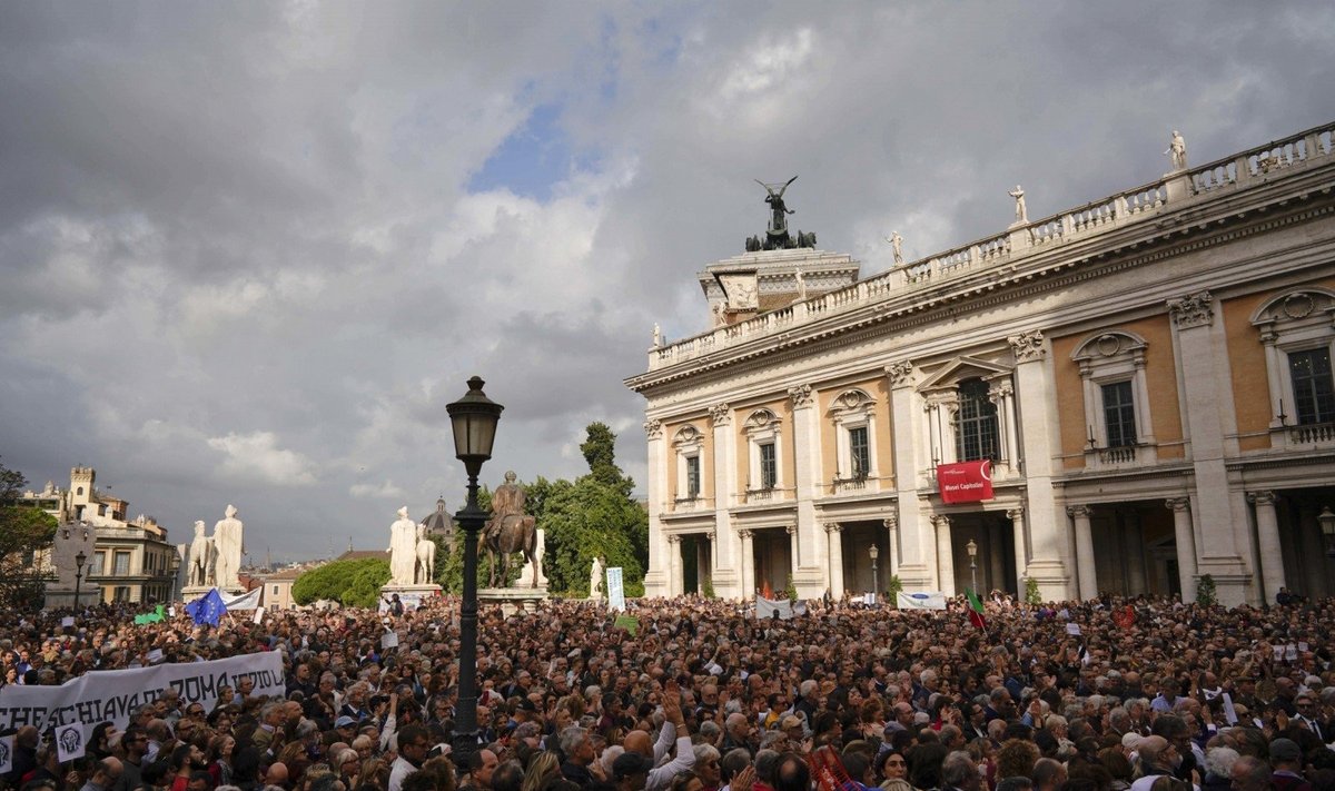 Romoje tūkstančiai žmonių protestavo dėl apleistos infrastruktūros