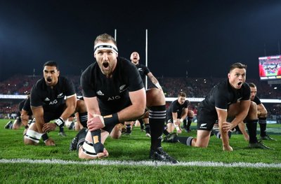 Naujosios Zelandijos „All Blacks“ žaidėjai atlieka haka šokį