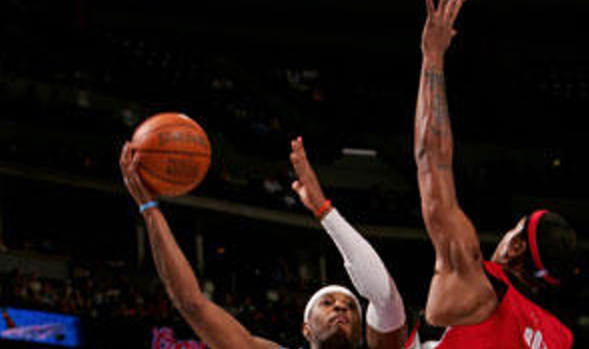 Carmelo Anthony ("Nuggets") kovoja su Jalenu Rose'u ("Raptors")
