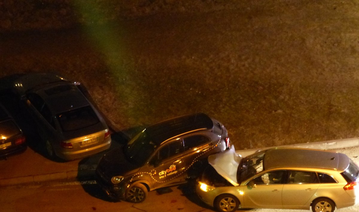 Neblaivus vairuotojas kieme sudaužė kelis automobilius (asociatyvi nuotr.)