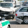 Vilniuje masinė avarija paralyžiavo eismą, stipriai sudaužytas BMW