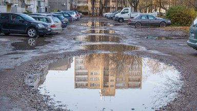 Viename baisiausių Kauno kiemų automobilių dugnais net braukia žemę: permainų greitu metu nebus