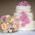 Vestuvinių tortų mados lygiuojasi į nuotakų sukneles ir puokštes