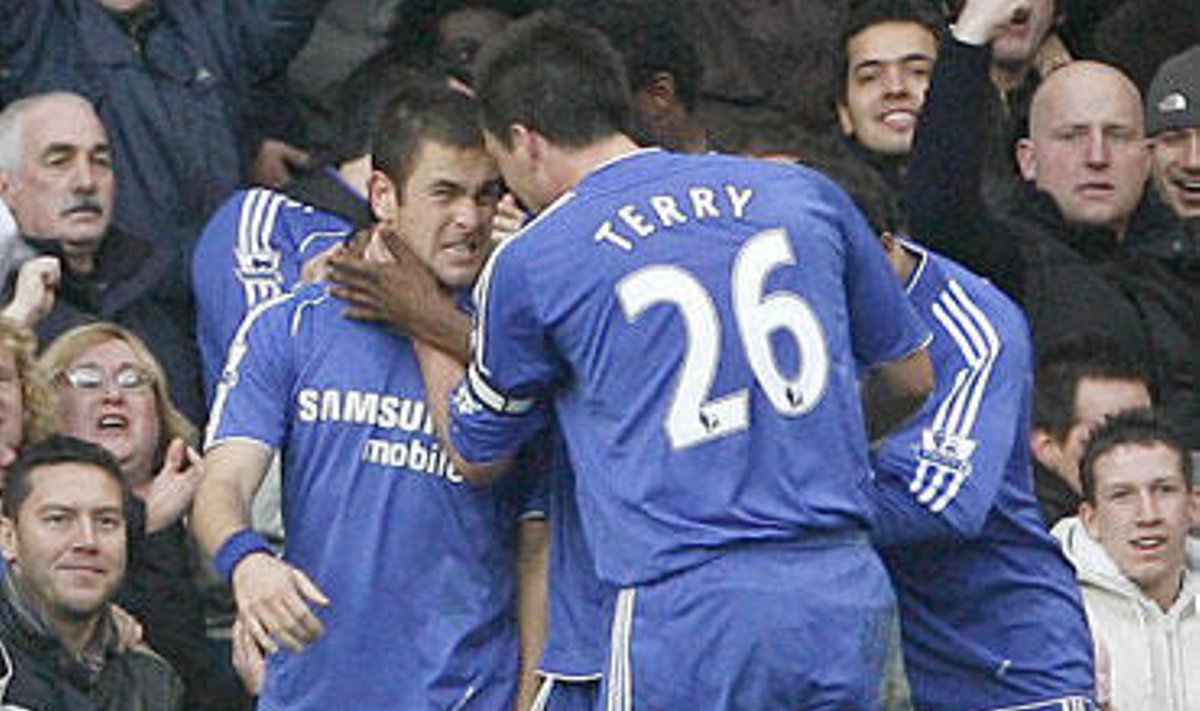 "Chelsea" žaidėjai džiaugiasi įvarčiu 