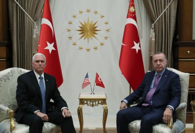 Mike'as Pence'as  susitinka su Recepu Tayyipu Erdoganu
