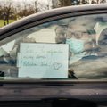 Medicinos darbuotojų dienos proga – sveikinimai pro automobilio langą