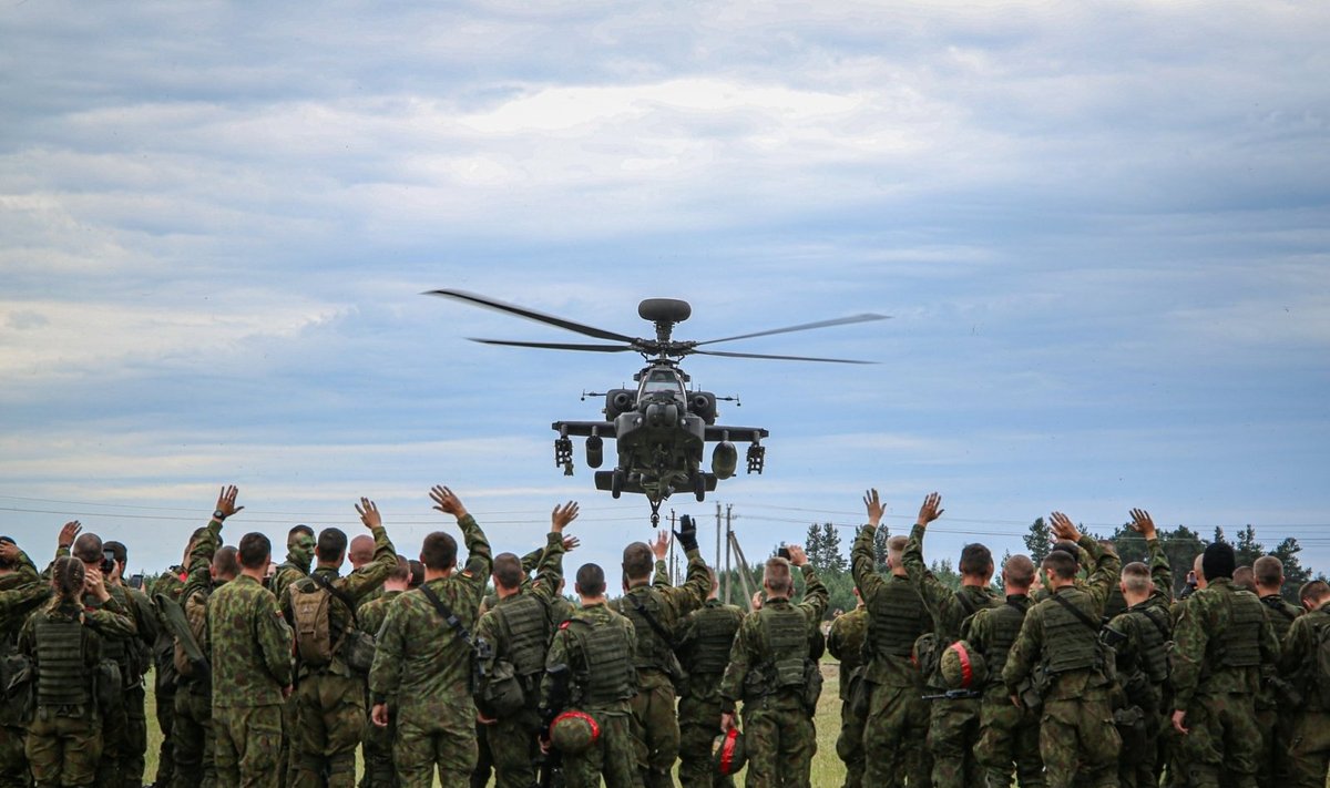 Sraigtasparnis Apache su Vaidoto bataliono kariais