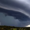 Virš Australijos tvenkiasi juodi debesys: to nebuvo per 25 metus
