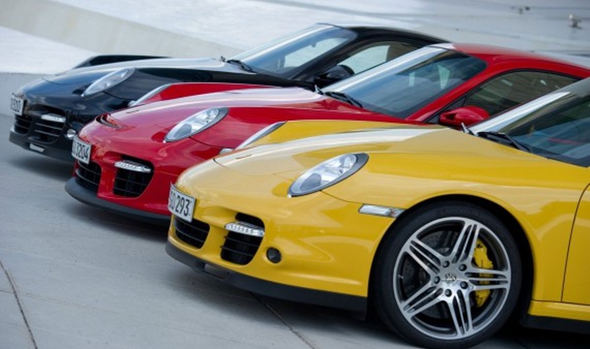 Vokietijos vėliavos spalvų Porsche automobiliai