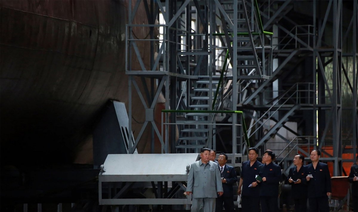 Šiaurės Korėjos lyderis apžiūrėjo naują povandeninį laivą