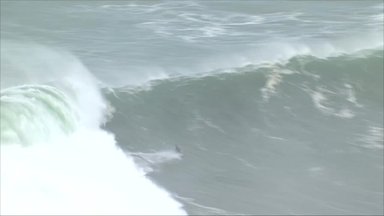 Banglentininkai Portugalijoje mėgavosi milžiniškomis bangomis