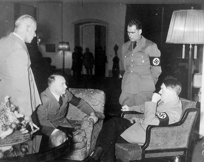 Rudolfas Hessas ir Adolfas Hitleris (dešinėje)