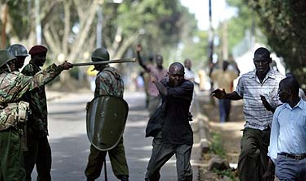Policininkai Kenijoje tramdo protestuotojus 