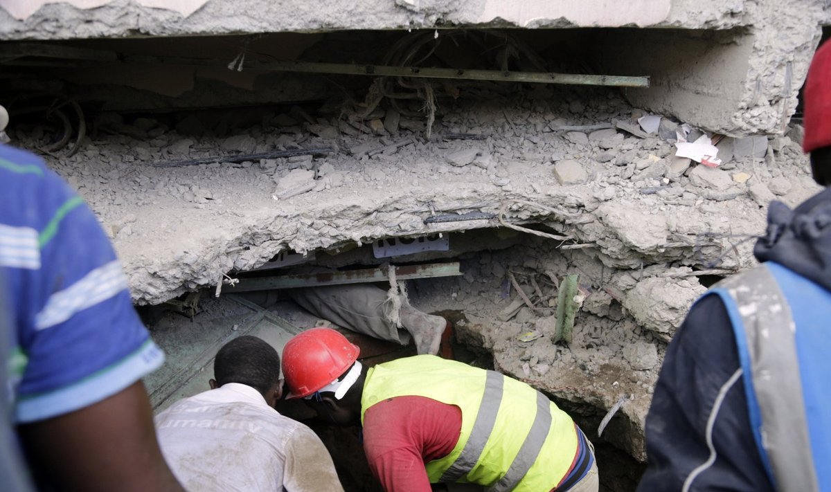 Nairobyje sugriuvo 6 aukštų pastatas, po griuvėsiais gali būti žmonių