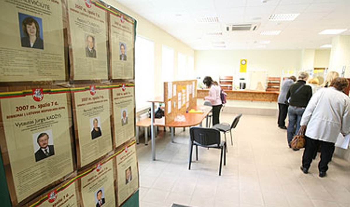 Kandidatų reklaminiai plakatai Alytaus pašto skyriuje