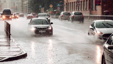 Vairavimas, pliaupiant lietui ar palijus: ką žinoti, kaip valdyti automobilį ir kada geriau sustoti kelkraštyje?
