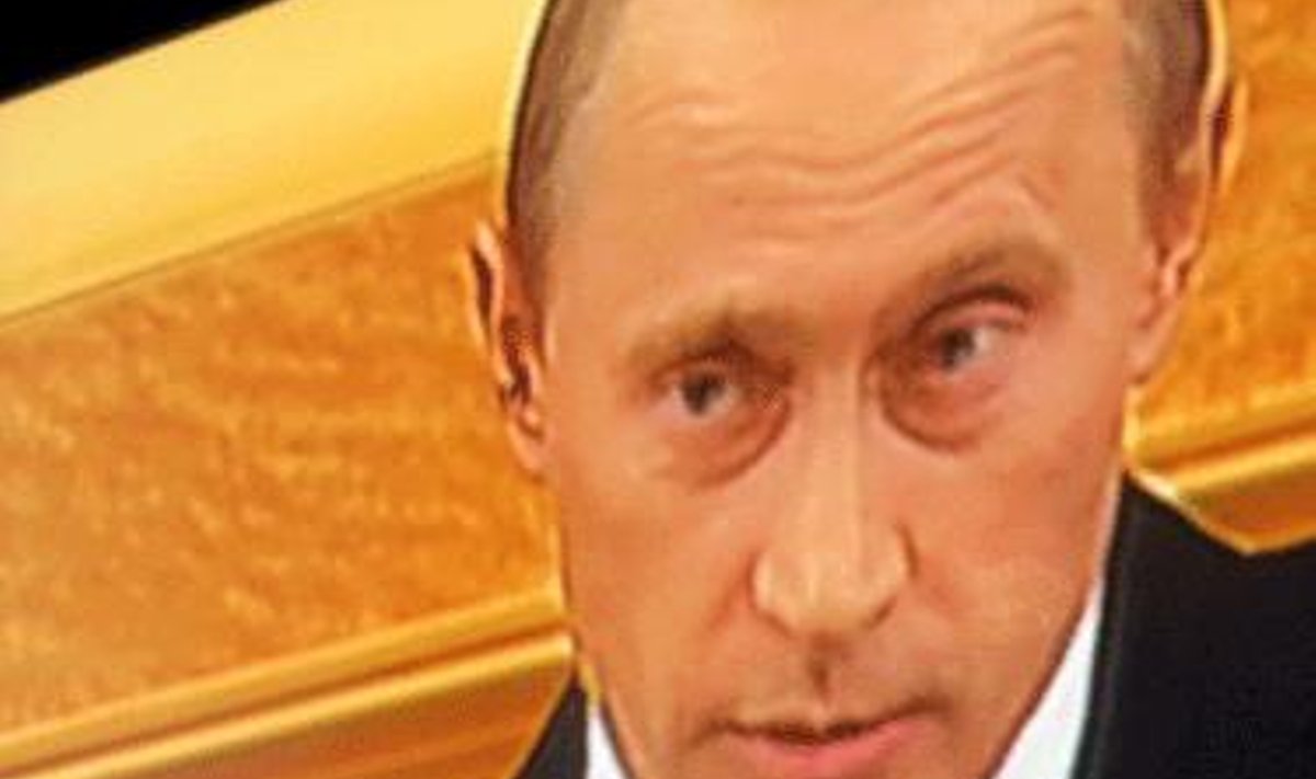 Žurnalistai per televizorius stebi Rusijos prezidento Vladimiro Putino metinį pranešimą iš Kremliaus