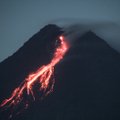 Indonezijoje vėl išsiveržęs Merapio ugnikalnis pažėrė pelenų ant aplinkinių kaimų