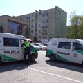 Курьезная ситуация в Вильнюсе: укравший сырки в магазине мужчина пытался бежать, но врезался в автомобиль