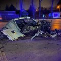 Nuo policijos sprukęs BMW vairuotojas rėžėsi į stulpą, automobilis lūžo į kelias dalis