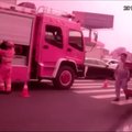 Kinijoje sunkvežimio pervažiuota dviratininkė per stebuklą liko gyva