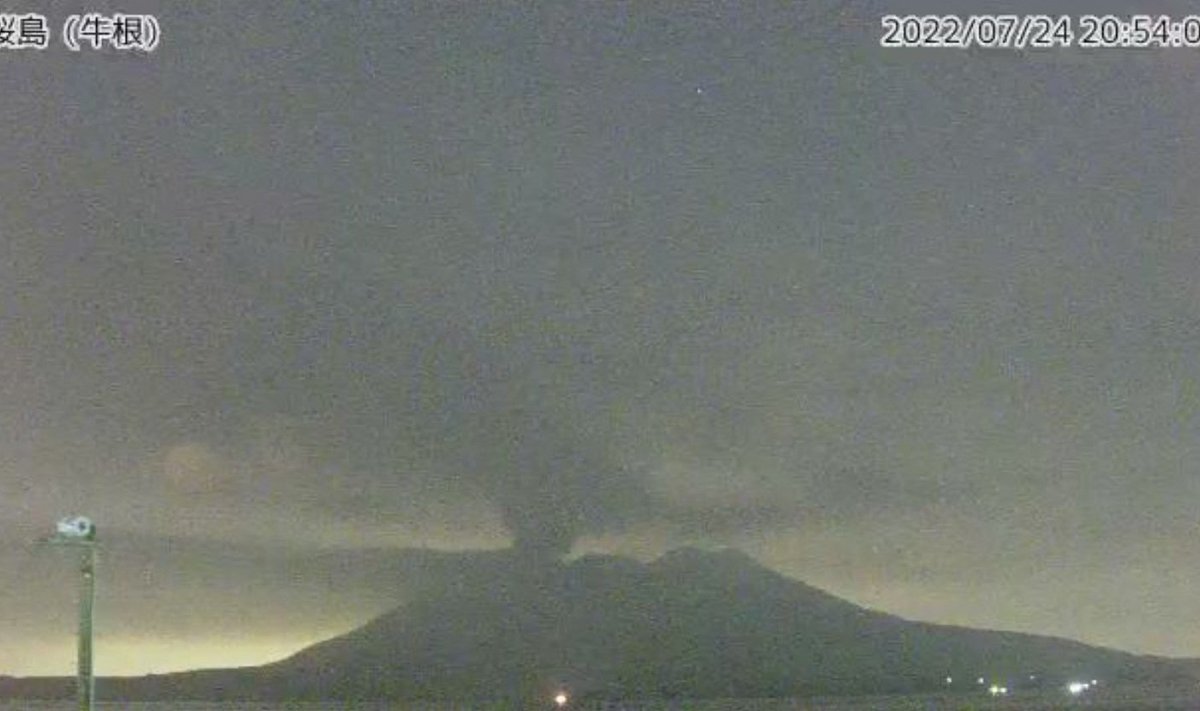 Iš Sakuradžimos ugnikalnio Kagošimoje (Japonijoje) veržiasi lava ir tamsūs pelenų kamuoliai