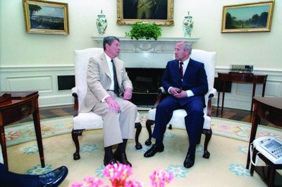 O. Gordijevskis su Ronaldu Reaganu Ovaliajame kabinete (1987 m.).