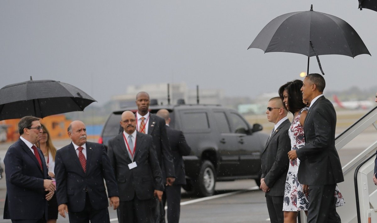 B. Obama su šeima atvyko į Kubą