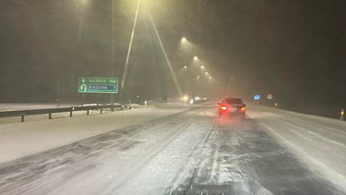 Žiema apie save primins vakare: kelininkai įspėja vairuotojus