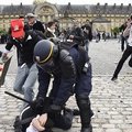 Во время протестов в Париже в стычках с полицией пострадали 40 человек