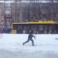 Internete plinta vaizdas, kaip pensininkai stumia per sniegą nepravažiuojantį troleibusą
