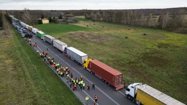 Dėl blokados nutįso sunkvežimių eilė Lenkijos ir Ukrainos pasienyje – laukiama 335 valandas
