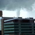 Vaizdo įraše - piltuvo formos debesis ir siautėjantis tornadas