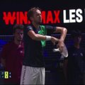 Raketę sviedęs rusų tenisininkas į sirgalių švilpimą atsakė nepadoriais gestais