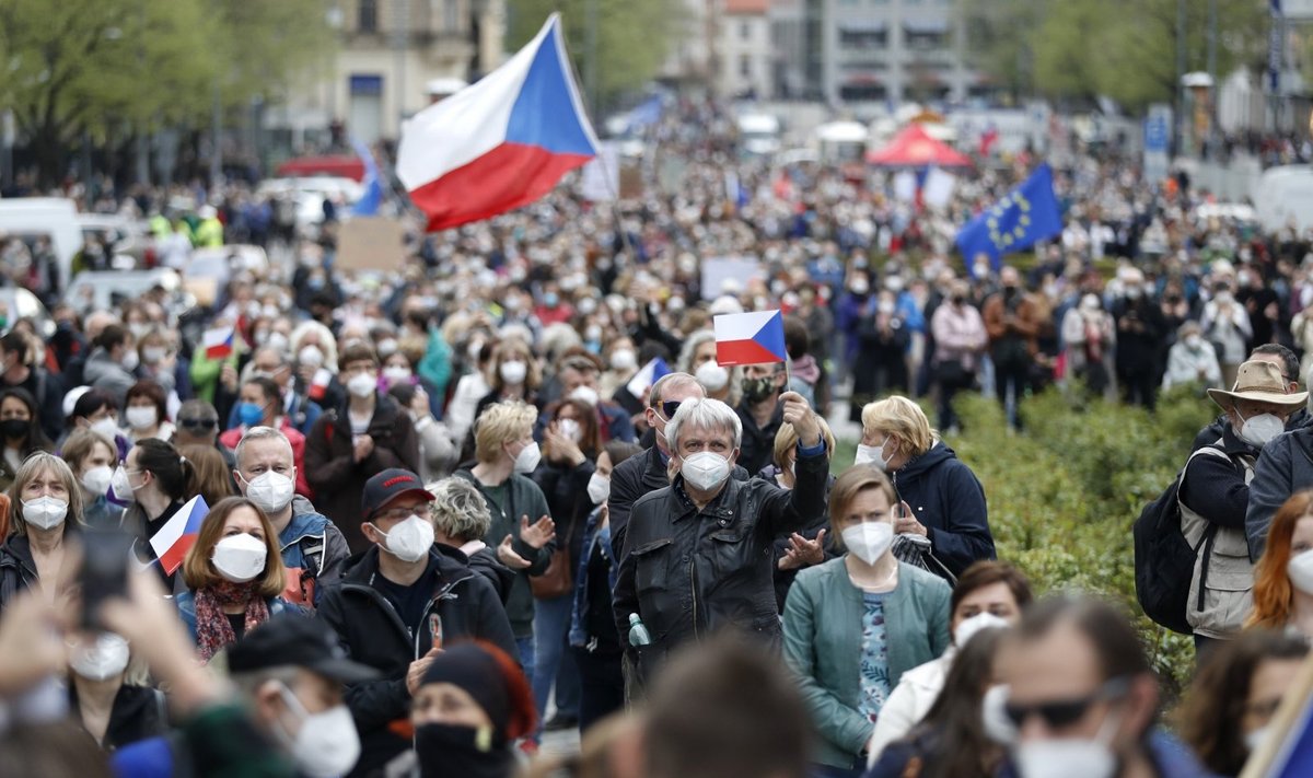 Čekijos sostinėje tūkstančiai žmonių protestavo prieš prorusišką šalies prezidentą Zemaną