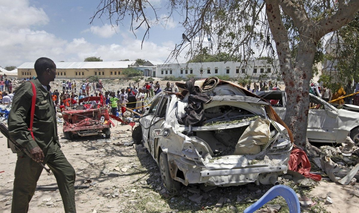 Somalio sostinėje prie viešbučio susprogdinti trys užminuoti automobiliai