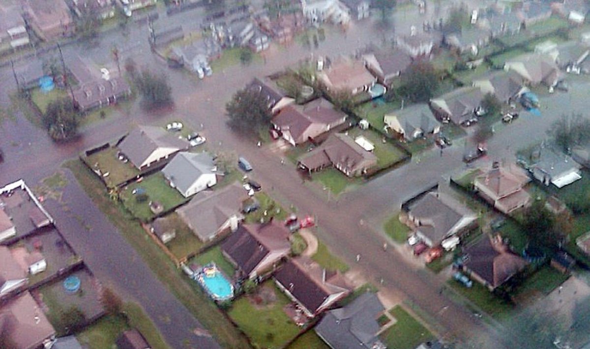 Dėl uragano kilus potvyniams apsemta daug namų