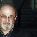 Sužalotas rašytojas Salmanas Rushdie viena akim apako, nevaldo rankos