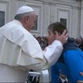Popiežius pasisodino į papamobilį dauno sindromą turintį vaiką