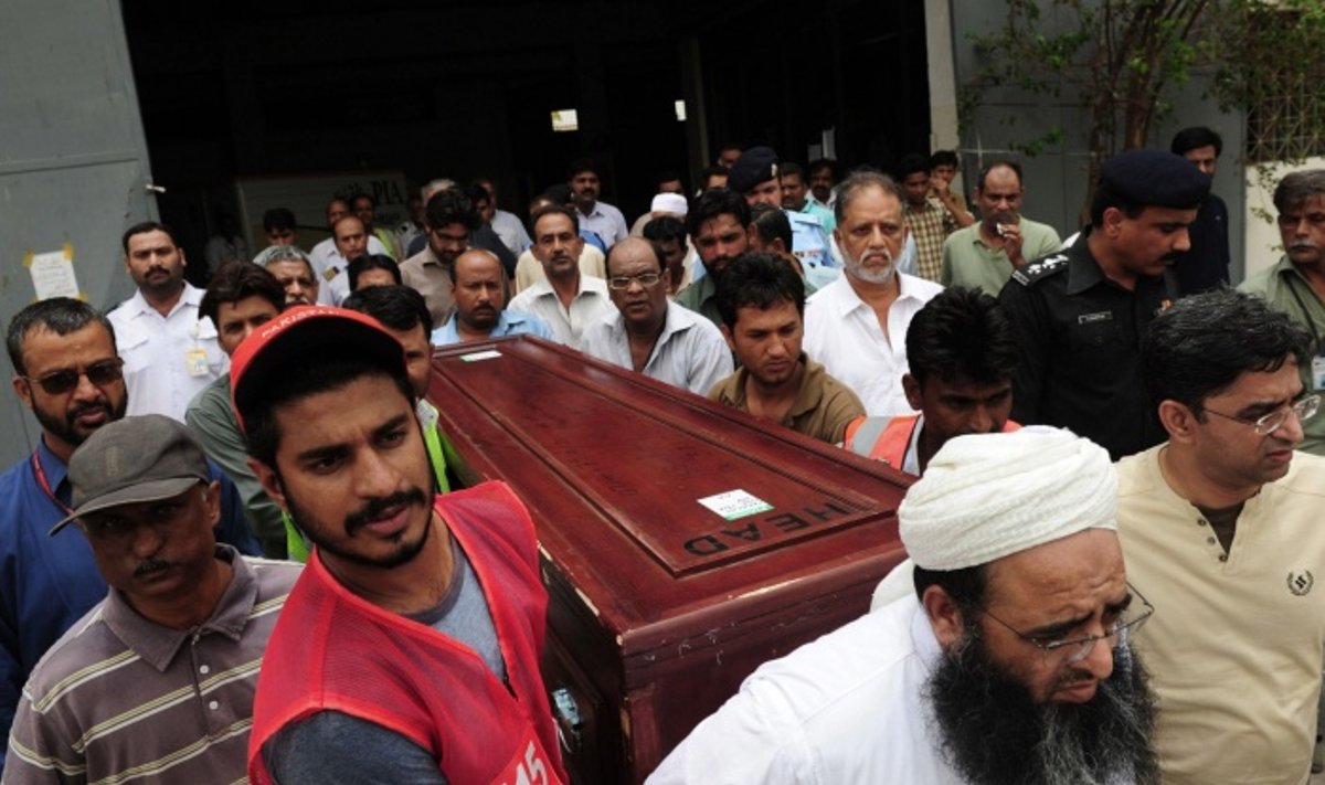 Šimtai žmonių dalyvavo nužudyto Pakistano žurnalisto laidotuvėse
