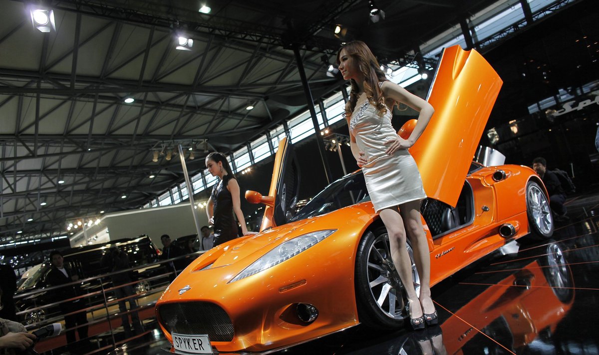 Modeliai prie Spyker automobilio 