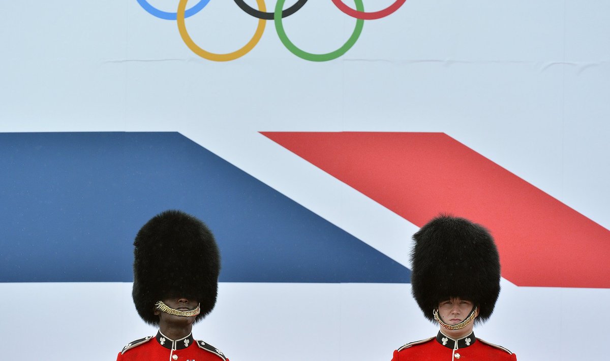 Didžiosios Britanijos kavalerijos kariai budi prieš Didžiosios Britanijos olimpinių ir parolimpinių žaidynių sportininkų paradą Londone
