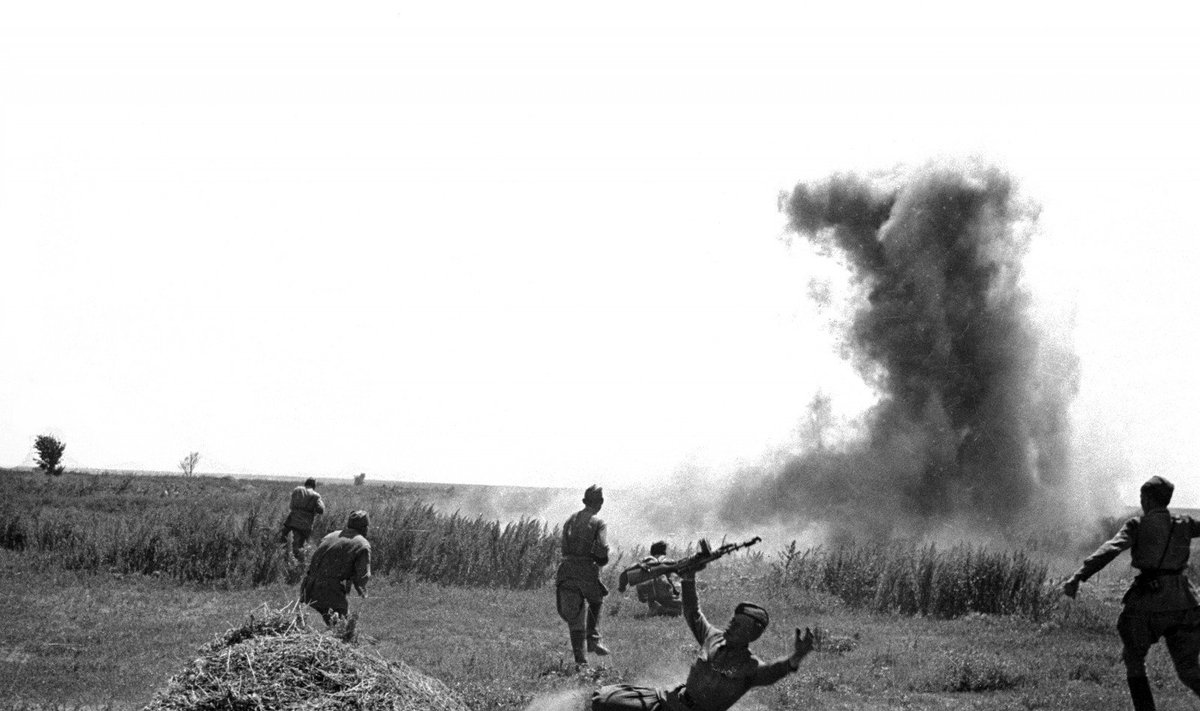 Sovietų pėstininkai atakuoja priešą stepėje prie Stalingrado.