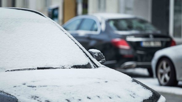 Rėžė apie tinginčius nusivalyti sniegą nuo automobilio: tokius policija privalo bausti