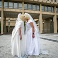 Menininkių akcija prie Seimo rūmų traukė praeivių žvilgsnius: kad mylėti laisvai galėtų visi