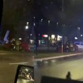 Naktį Kaune „Audi“ rėžėsi į medį: gelbėtojai vadavo prispaustuosius, stipriai nukentėjo jaunas vairuotojas
