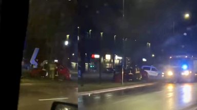 Ночью в Каунасе в дерево врезался автомобиль Audi: пострадал молодой водитель