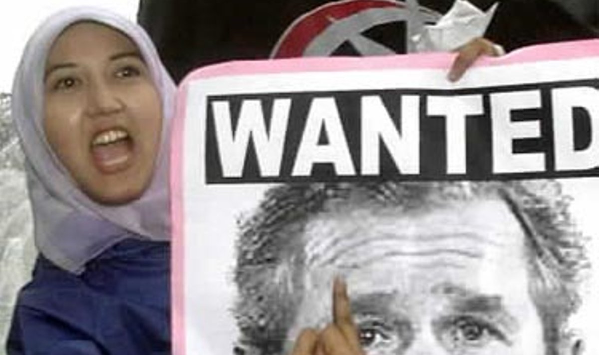 Indonezijos moteris skanduoja ir gestikuliuoja laikydama JAV prezidento G.W. Busho plakatą per protesto akciją, skirtą paremti musulmonų dvasininką Abu Bakarą Bashirą.