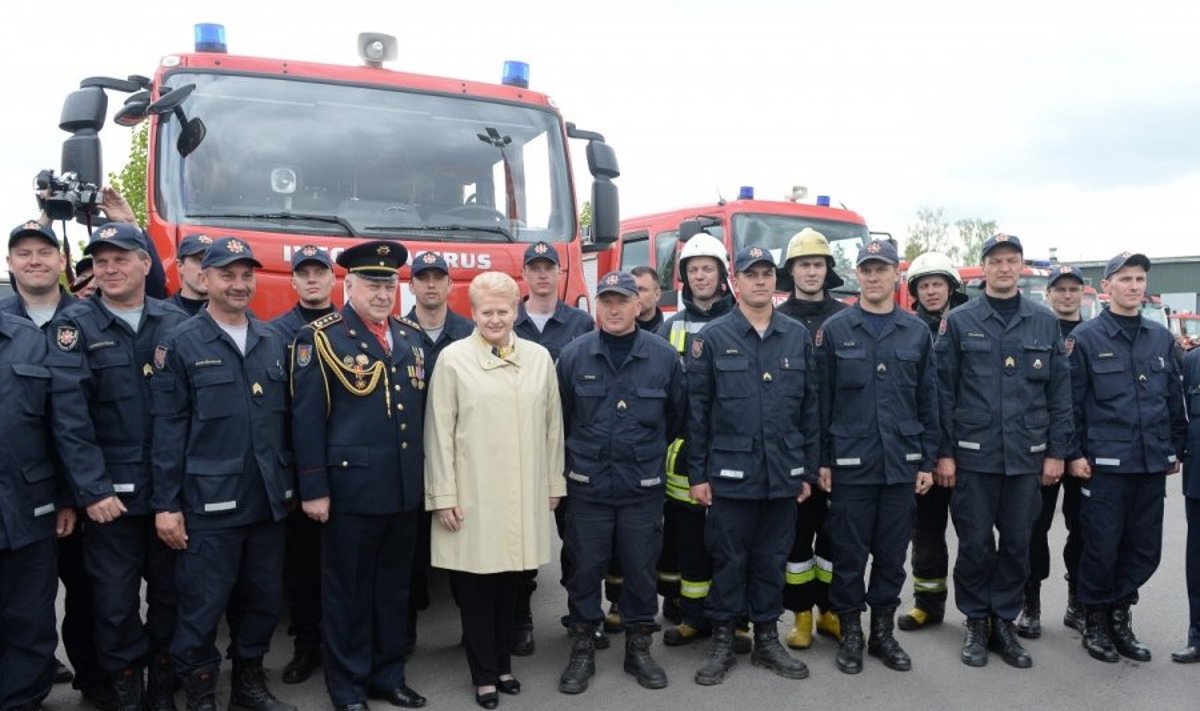 D. Grybauskaitė su ugniagesiais