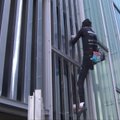 Žmogus-voras iš Prancūzijos įkopė į dangoraižį Barselonoje